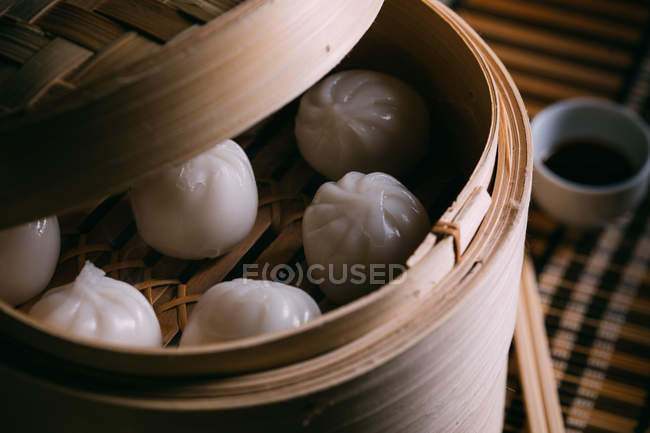 Bolinhos caseiros em vapor de bambu — Fotografia de Stock