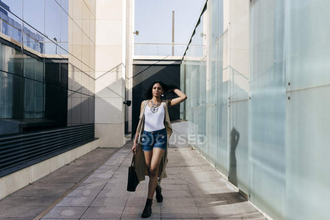 Attraktive Frau auf der Straße — Stockfoto