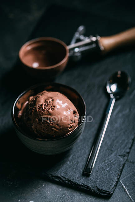 Helado de chocolate en cucharada - foto de stock
