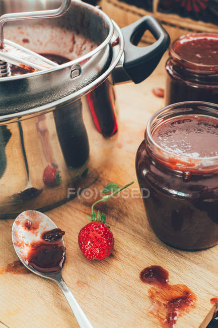 Hausgemachte Erdbeermarmelade zubereiten — Stockfoto