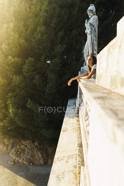 Hermosa mujer posando en un puente - foto de stock