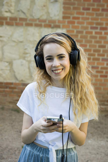 Chica alegre con auriculares - foto de stock