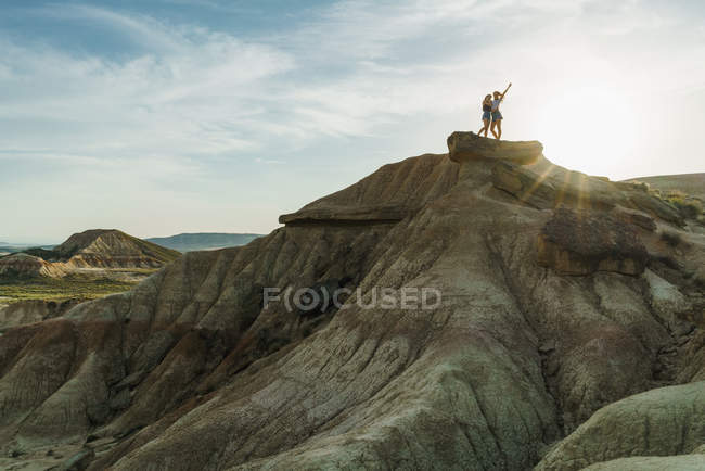 Женщины позируют на скале — стоковое фото