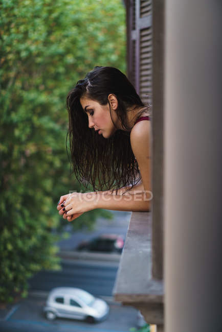 Menina espreitando pela janela — Fotografia de Stock