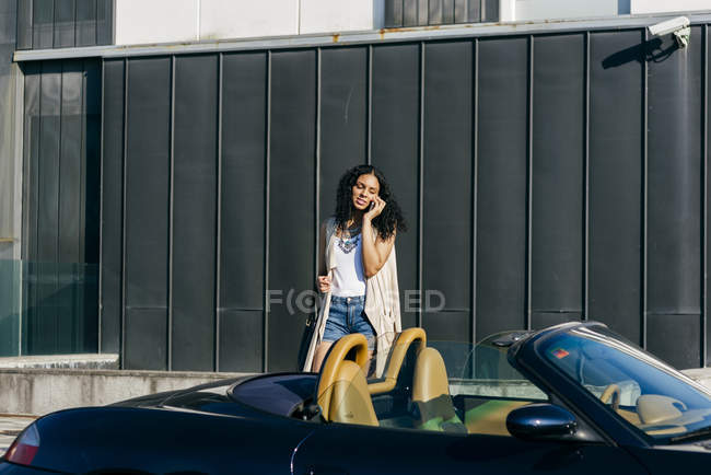 Женщина с телефоном в машине — стоковое фото