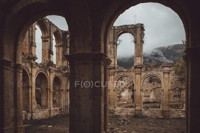 Руины старого монастыря — стоковое фото