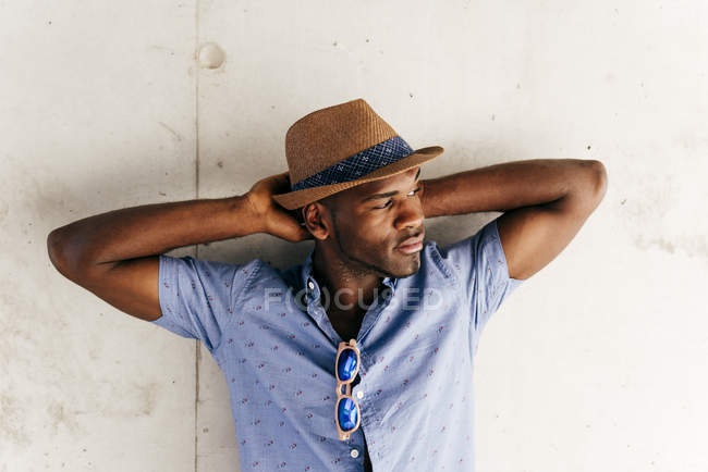 Homem elegante posando com chapéu — Fotografia de Stock