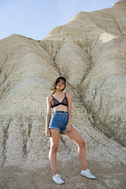 Femme posant sur les rochers — Photo de stock
