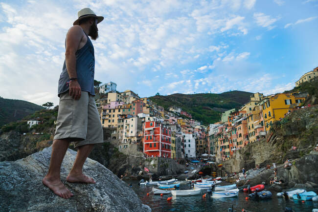 Homme debout sur la ville côtière, Manarola, Riomaggiore, Italie — Photo de stock