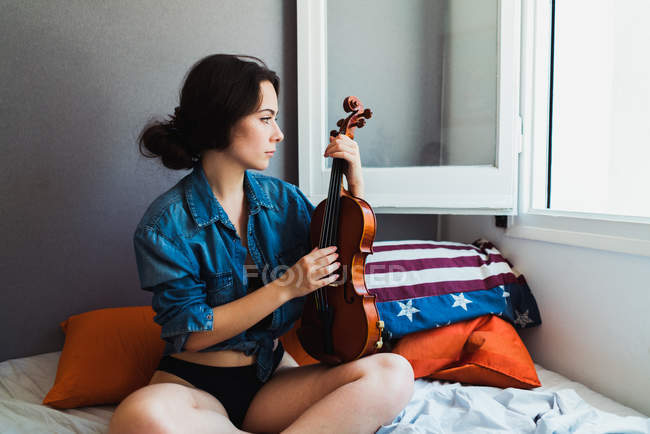 Mulher bonita sentada com violino — Fotografia de Stock