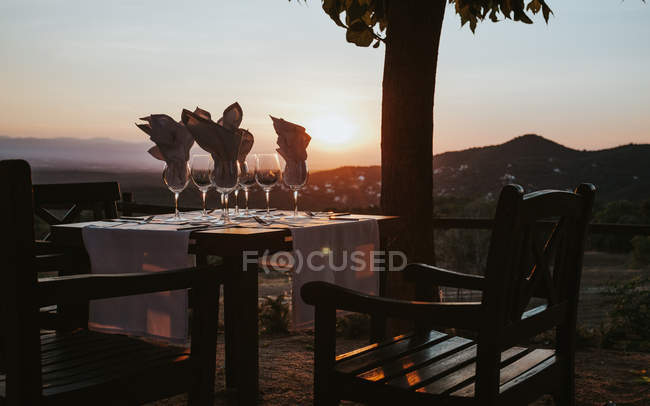 Tavola servita all'aperto al tramonto — Foto stock