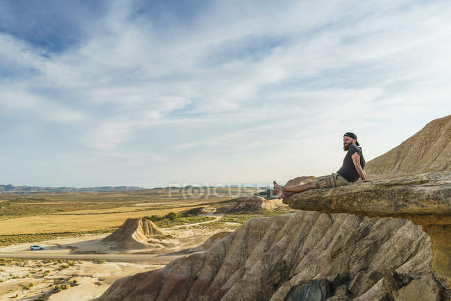 Человек расслабляется на скале — стоковое фото