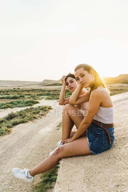 Красиві жінки сидять на даху — стокове фото