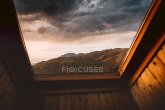 Fenêtre au plafond en bois — Photo de stock
