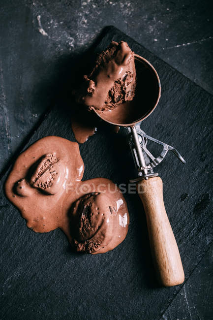 Helado de chocolate en cucharada - foto de stock