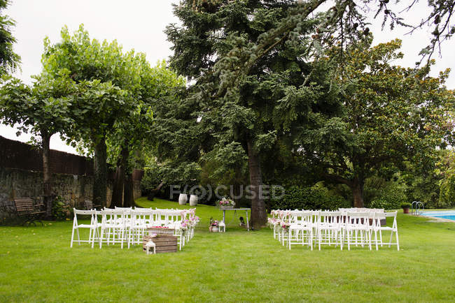 Rows of chairs in garden — Stock Photo