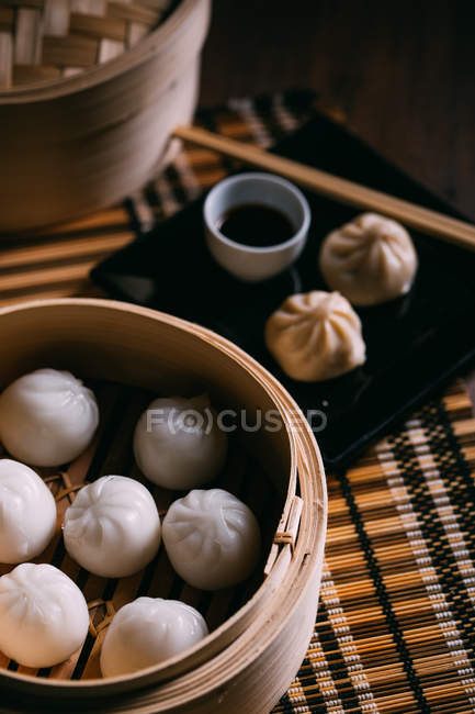 Homemade dumplings in bamboo steamer — Stock Photo