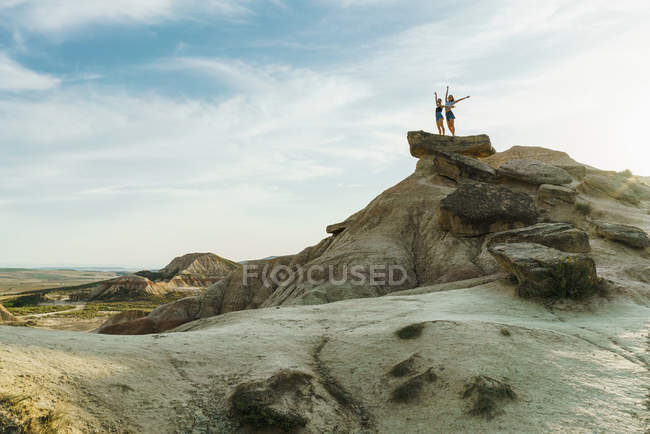 Femmes posant sur la falaise — Photo de stock