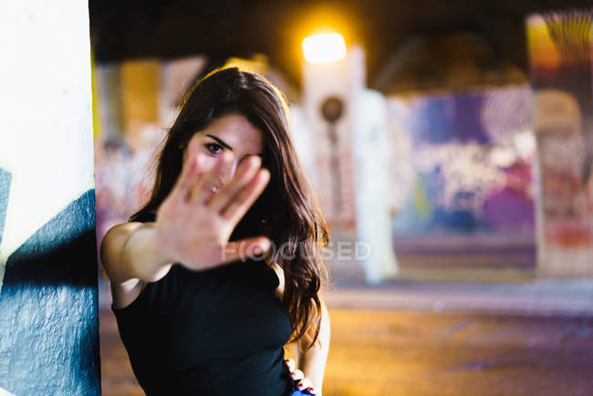 Fröhliche Frau bedeckt Gesicht mit Hand — Stockfoto