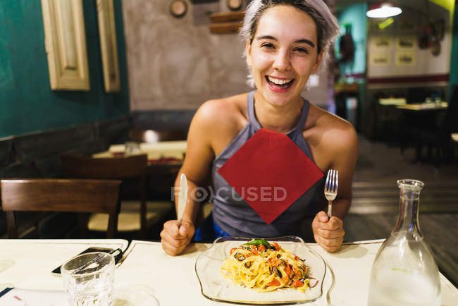Zufriedene Frau beim Essen — Stockfoto