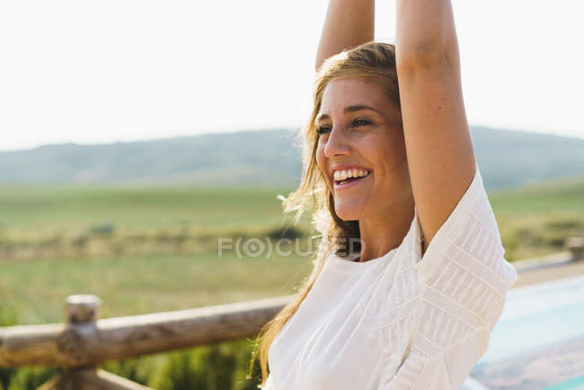 Mulher muito sorridente no campo — Fotografia de Stock
