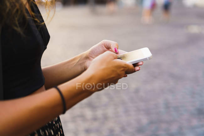 Mädchen mit Handy auf der Straße — Stockfoto