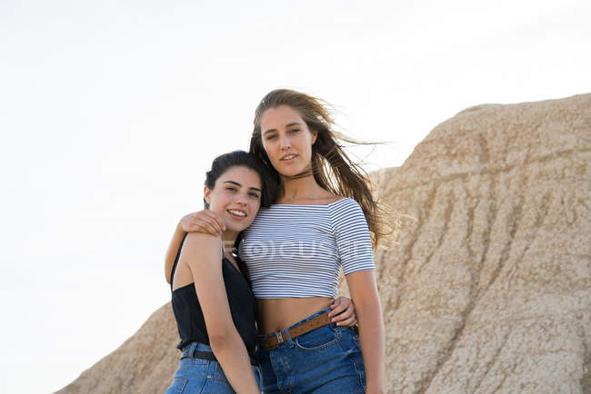 Des femmes heureuses posant sur des rochers — Photo de stock