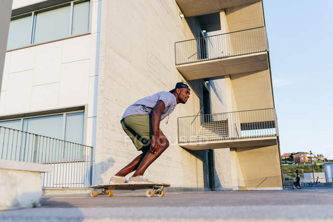 Homem andar de skate na rua — Fotografia de Stock