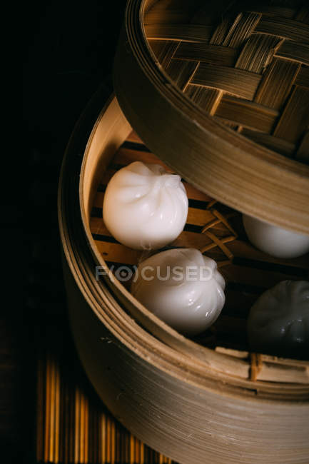 Dumplings caseros en vapor de bambú - foto de stock