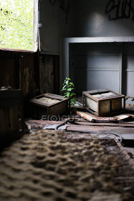 Usine dans bâtiment abandonné — Photo de stock