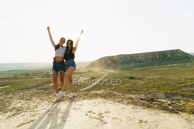 Веселые женщины, стоящие на скале — стоковое фото