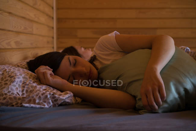 Femmes dormant sur le lit — Photo de stock
