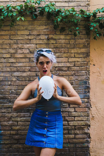 Очаровательная женщина позирует с воздушным шаром — стоковое фото