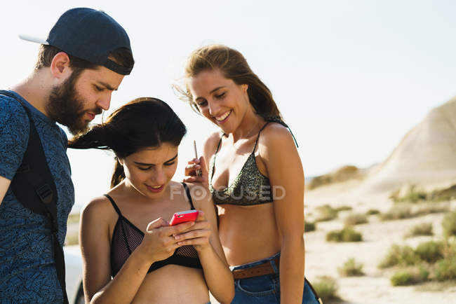 Amigos navegando smartphone juntos — Fotografia de Stock