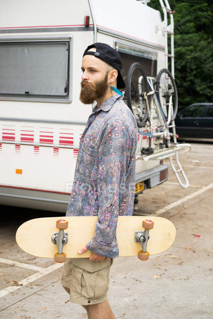 Человек со скейтбордом — стоковое фото