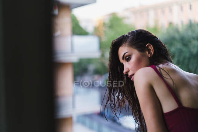 Mädchen guckt aus dem Fenster — Stockfoto