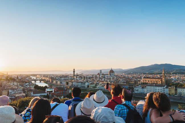 Turistas tomando fotos de Florencia - foto de stock