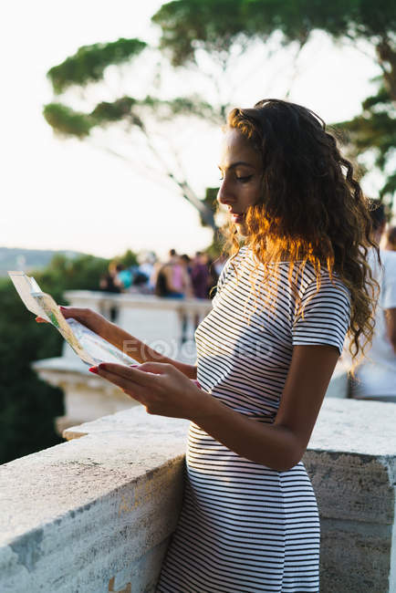 Девушка читает карту на улице — стоковое фото