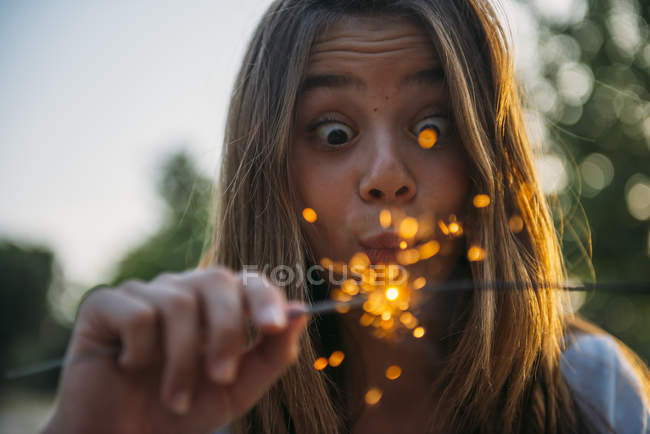 Frau mit funkelndem Licht — Stockfoto
