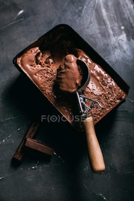 Crème glacée au chocolat en cuillère — Photo de stock