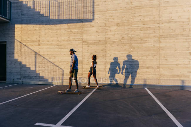 Пара катається на скейтбордах на вулиці — стокове фото