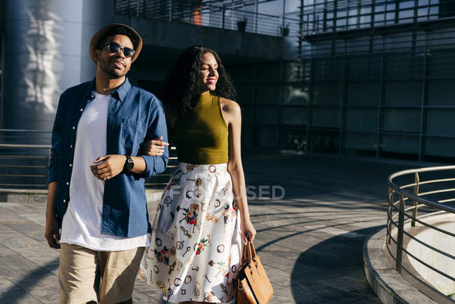 Couple walking in city — Stock Photo