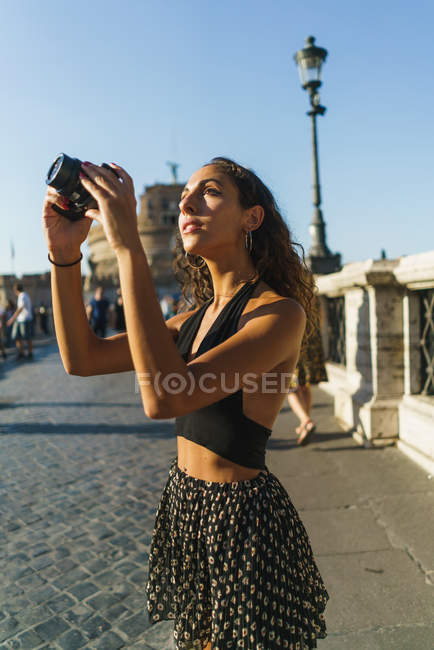 Mujer tomando fotos de turismo - foto de stock