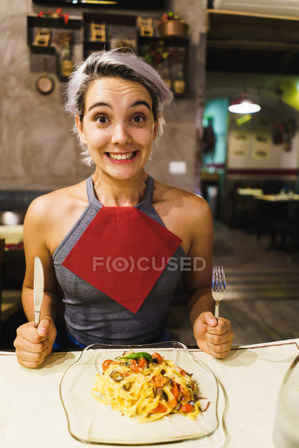 Mujer contenta comiendo - foto de stock