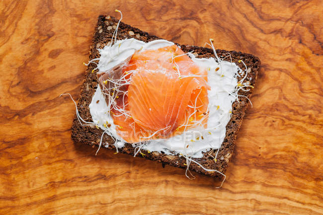 Рибний бутерброд на столі — стокове фото