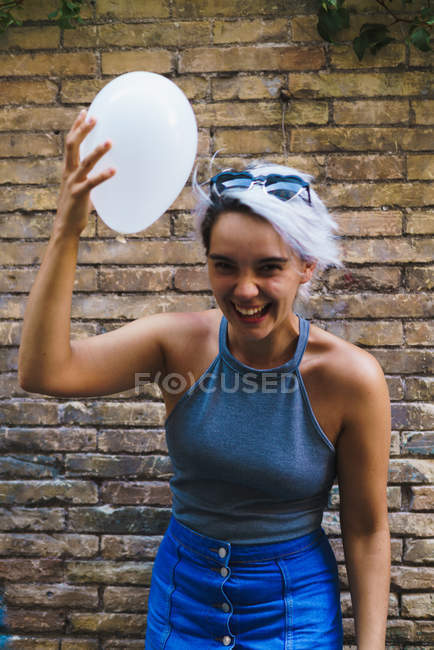 Charmante Frau posiert mit Luftballon — Stockfoto
