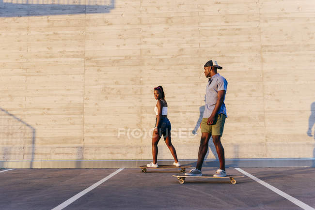 Coppia skateboard da equitazione su strada — Foto stock