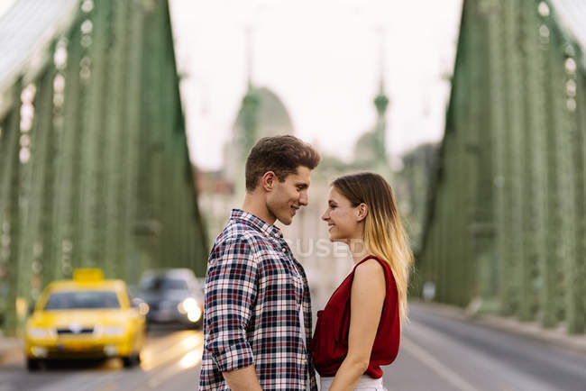 Jeune couple aimant embrasser dans la rue . — Photo de stock