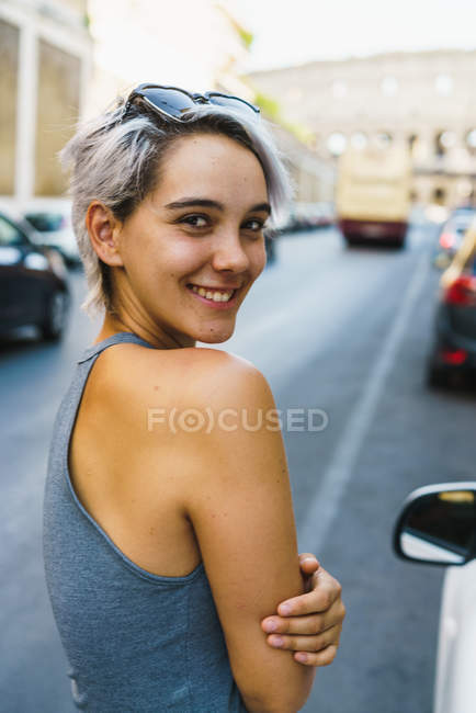 Смеющаяся женщина позирует на улице — стоковое фото