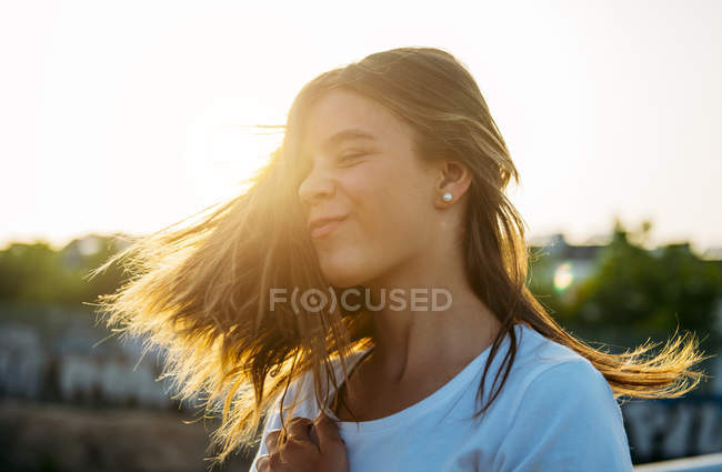 Mujer joven con el pelo volador - foto de stock